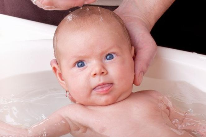 Jak kąpać dziecko z AZS? Oto zasady kąpieli niemowlęcia z wrażliwą skórą