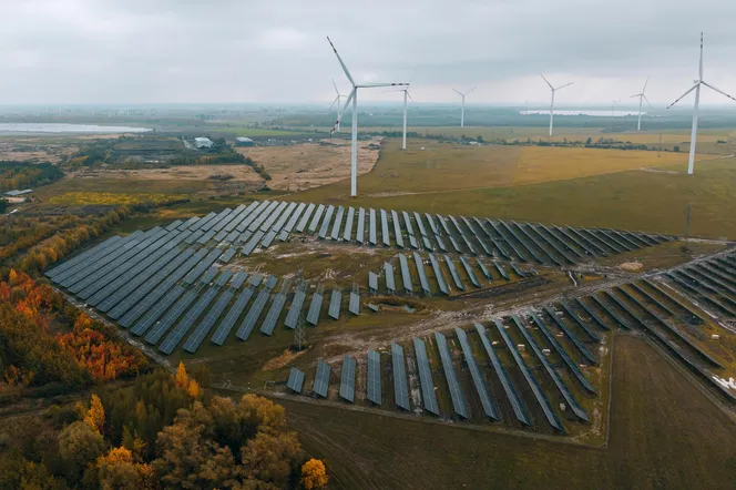 Farmy wiatrowe i instalacje fotowoltaiczne - na jakich terenach najlepiej budować? Jakie warunki lokalizacji powinny być spełnione?