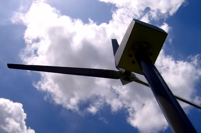Mała elektrownia wiatrowa - czy warto inwestować? Fakty i mity na temat wiatraków przydomowych