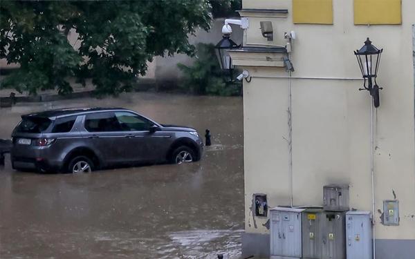Powódź 2024. Ubezpieczenie AC obejmuje zalanie auta w powodzi?