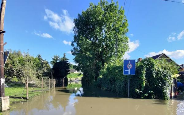 Powódź to ogromny stres dla kobiet w ciąży. Psycholożka radzi, jak sobie pomóc