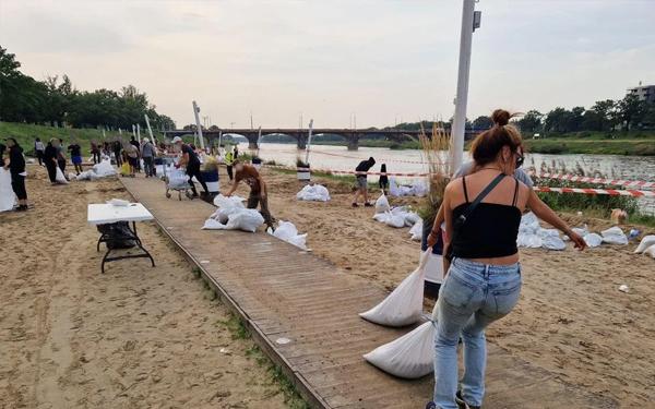 Pomoc po powodzi. Na jakie wsparcie mogą liczyć uczniowie i ich rodzice?