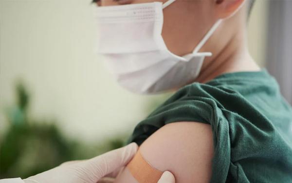 Dodatkowe szczepienia dla osób dotkniętych powodzią. MZ wymienia 3 choroby