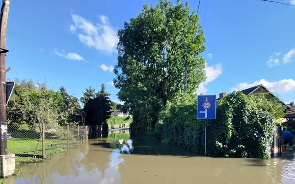 Powódź to ogromny stres dla kobiet w ciąży. Psycholożka radzi, jak sobie pomóc
