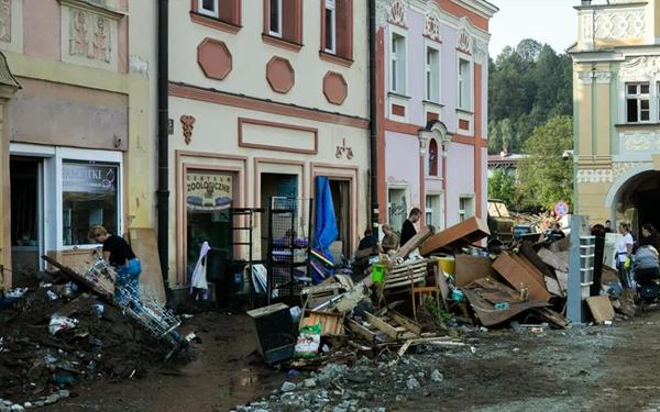 Od biegunki po gorączkę – jak rozpoznać objawy zatrucia po powodzi i kiedy udać się do lekarza?