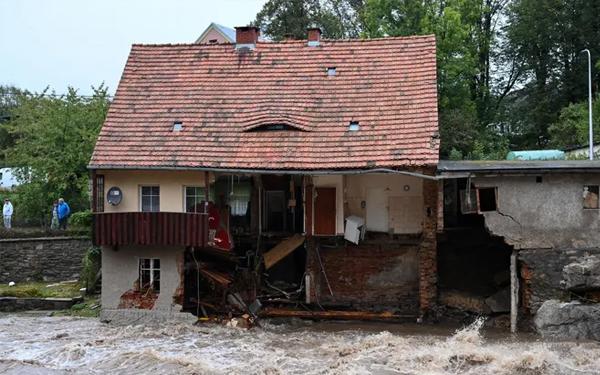 Koszty psychiczne powodzi będą wysokie. "Lęki, koszmary, emocjonalne odrętwienie"