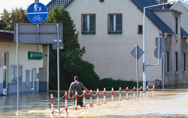 To kryje się w wodzie powodziowej. Rzecznik GIS: ryzyko chorób rośnie