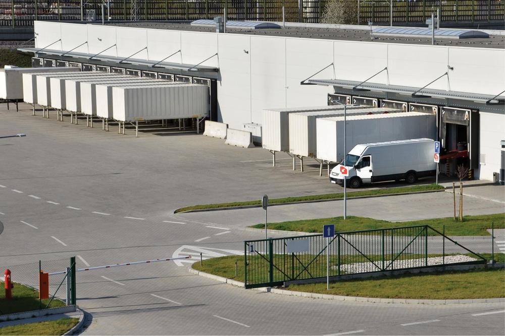 Przesuwne przemysłowe bramy wjazdowe. Charakterystyka i eksploatacja bram samonośnych