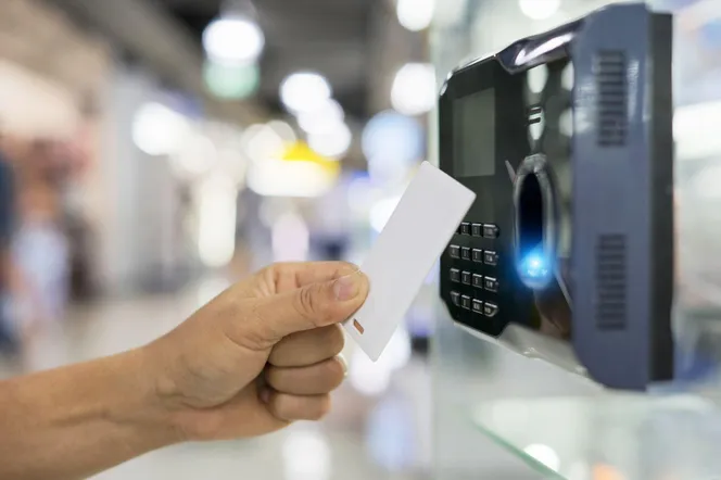 Systemy kontroli dostępu w budynkach – przegląd rozwiązań