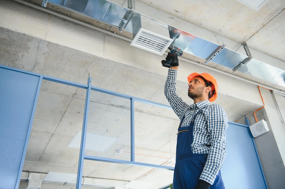 Hałas i wibracje emitowane przez systemy HVAC – przyczyny, normy, metody redukcji