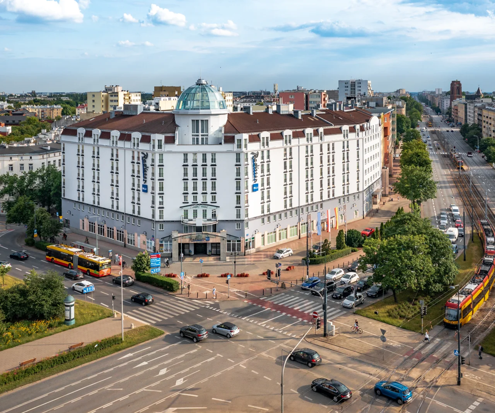 I wchodzi on, cały na biało: Hotel Sobieski. Koszmar Sześciolecia 1989-1995, który wygrał z najpiękniejszym. On stoi, tamten rozebrali