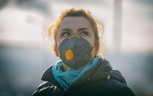 Maski antysmogowe chronią przed zanieczyszczonym powietrzem?