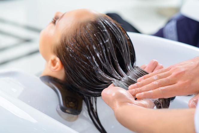 Botoks na włosy: na czym polega zabieg i czy można go zrobić w domu?