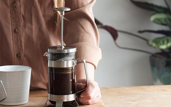 Zaparzacz do kawy – kawiarka, french press i inne. Jak parzyć kawę w domu?