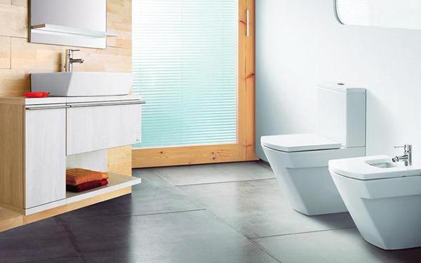 Bidet i pisuar w łazience - jakie mają wymiary, do czego służą, jak je montować