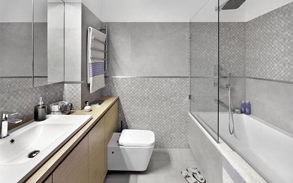 Wanna z parawanem: zalety i wady. Czy to dobre rozwiązanie?