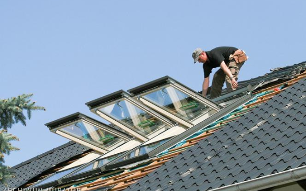 Jakie okna dachowe kupić na poddasze? Sprawdź, co oferują producenci okien