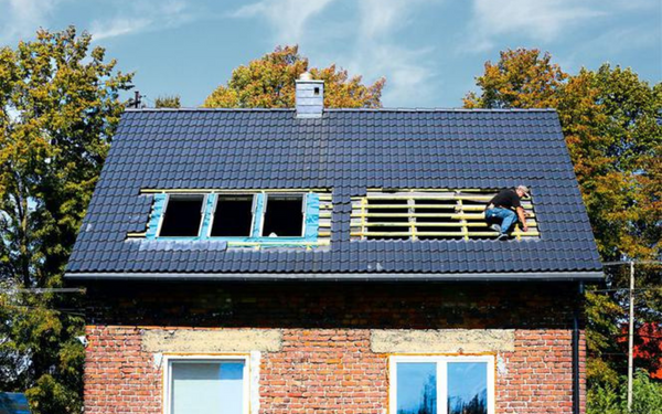 Stary dach: wymiana dachówek i powiększanie okna dachowego
