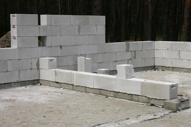Uszkodzenia ścian z betonu komórkowego - przyczyny i naprawa. Wyjaśnia ekspert
