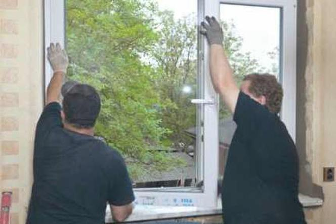 Wymiana okien w starym domu. Pokazujemy, jak usunąć stare i zamontować nowe okna PCV