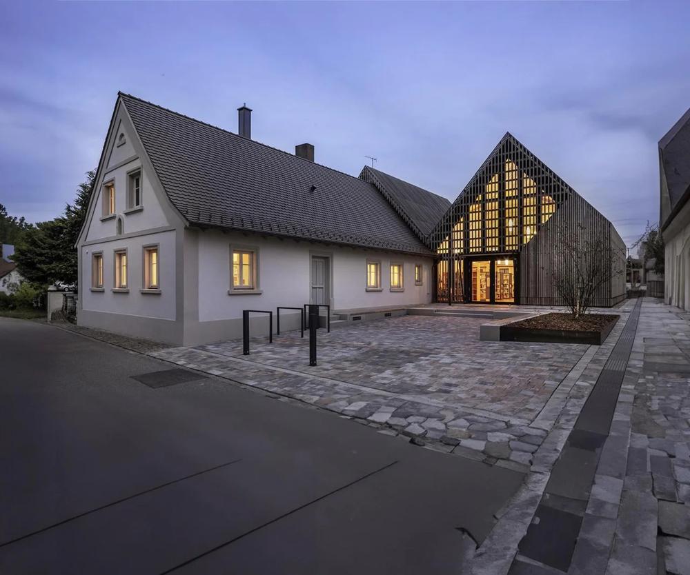 Architekci ze Schlicht Lamprecht stworzyli w Gundelsheim bibliotekę, która stała się symbolem przemiany i kreatywnego myślenia o przestrzeni wiejskiej. To przykład, jak architektura może ożywić lokalną wspólnotę
