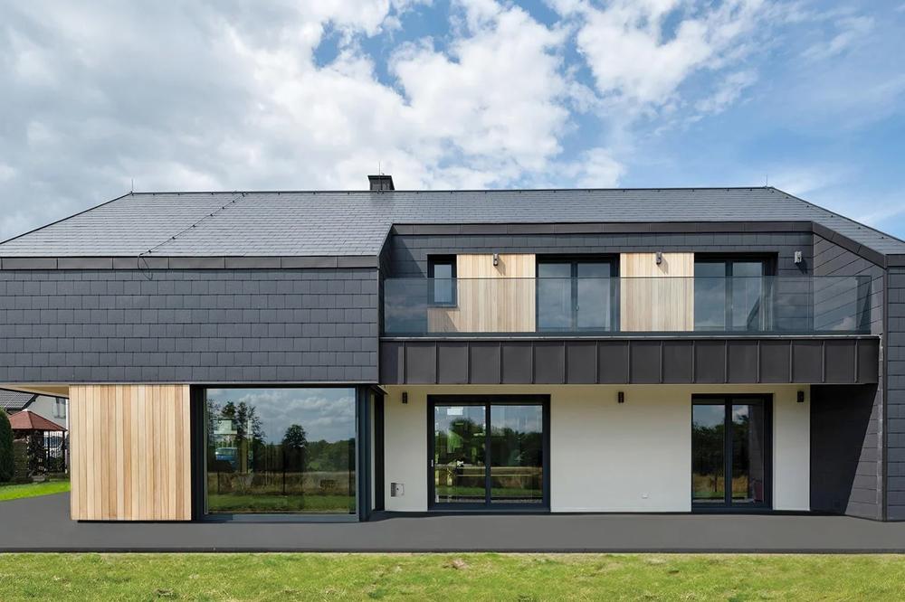 Harmonia z naturą w nowoczesnej architekturze – stolarka pionowa INNOVIEW od FAKRO