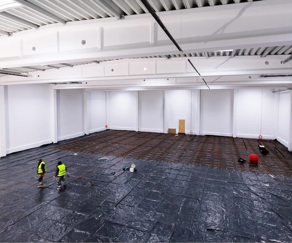 Jak zapobiec zawilgoceniu podłogi przemysłowej? Rodzaje i zastosowanie hydroizolacji