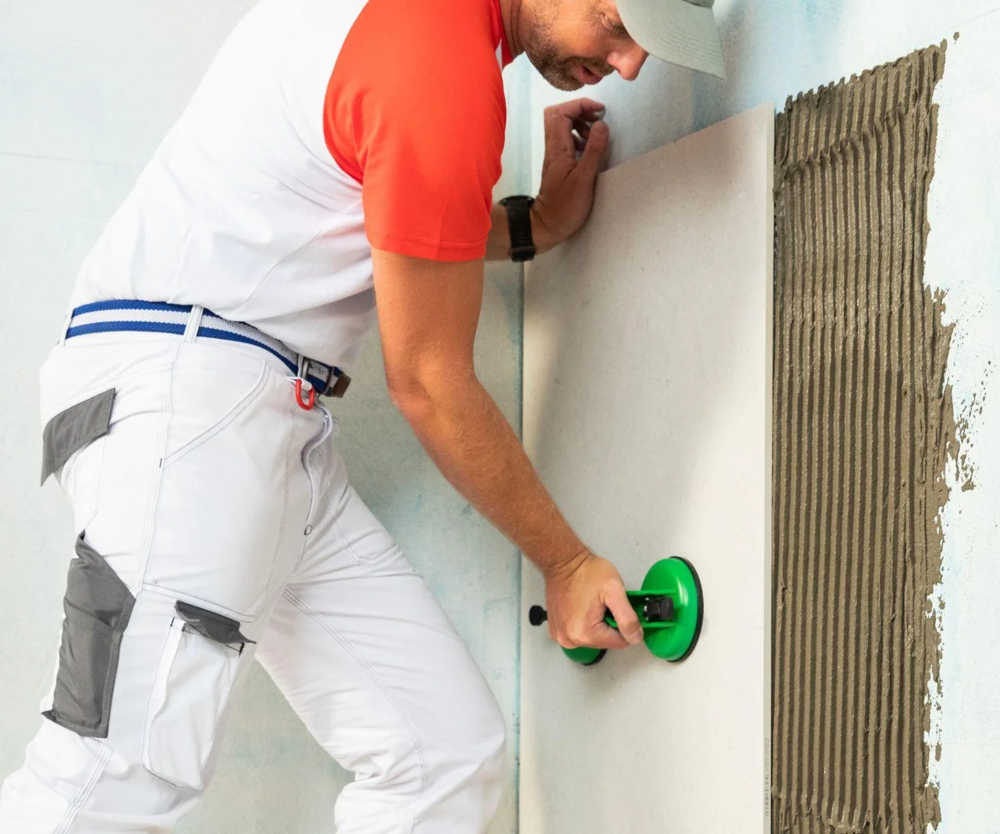 Jak uniknąć błędów w klejeniu płytek - poradnik dla wykonawców i inwestorów