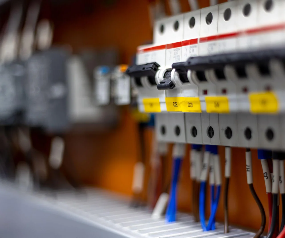 Wyłączniki nadprądowe i różnicowoprądowe – jak dobrać zabezpieczenia instalacji