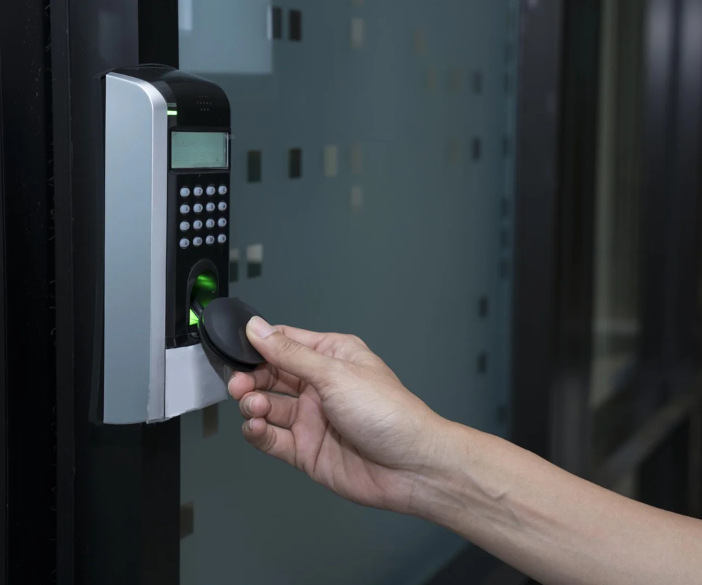 Jakie systemy kontroli dostępu stosuje się w budynkach? Przegląd rozwiązań