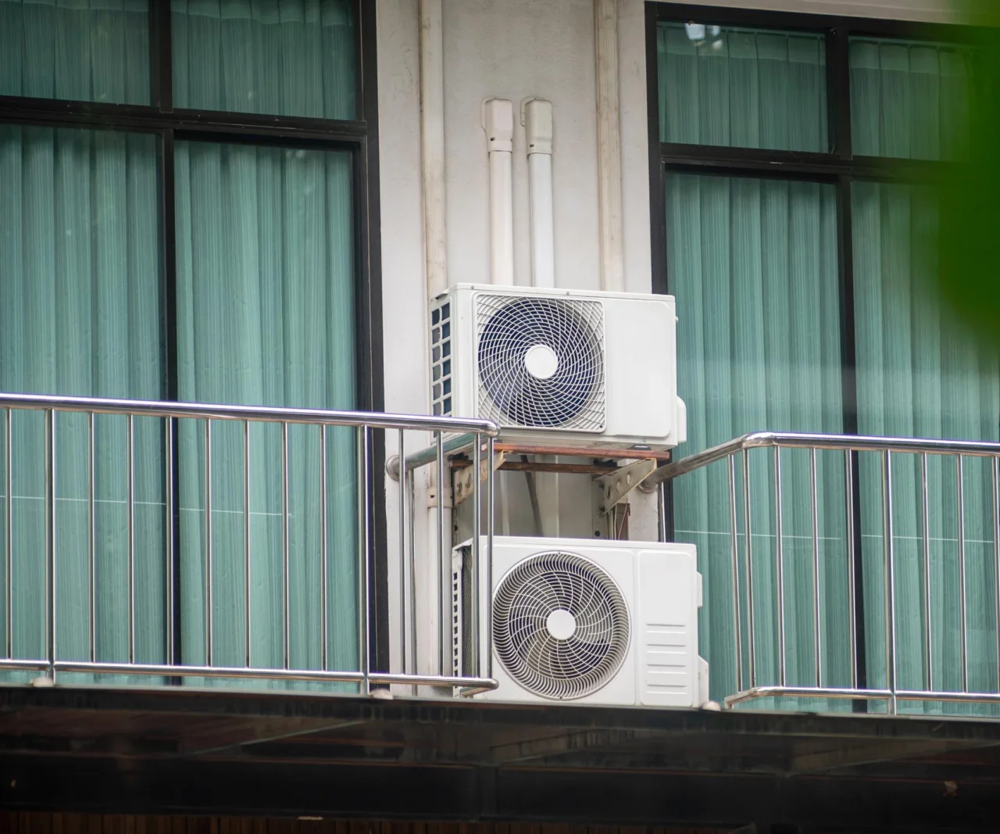 Klimatyzacja w blokach i kamienicach – formalności, ograniczenia i parametry instalacji