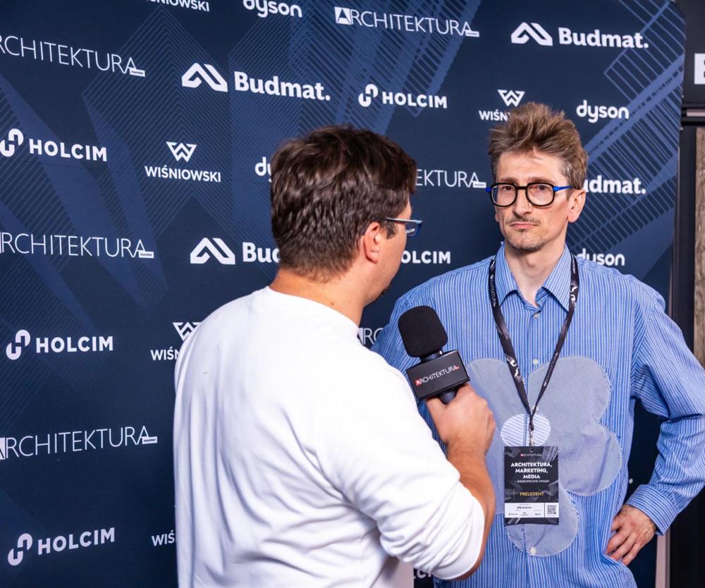 Spacer po cienkiej czerwonej linii, czyli jak nie stracić równowagi w świecie architektury, mediów i marketingu