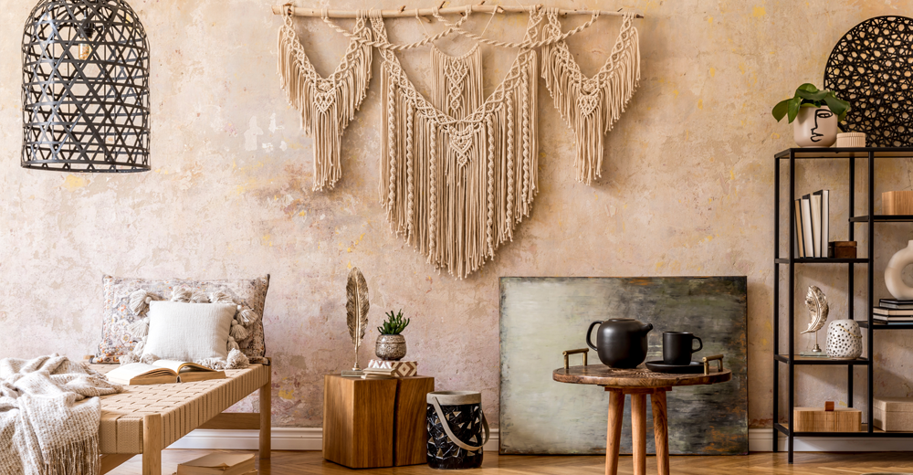 <strong>Styl boho</strong> stanowi mieszankę hipisowskiego luzu i designu z lat 60. z elementami etnicznymi, ekologicznymi, motywami ludowymi oraz artystyczną nonszalancją paryskiej bohemy. Swobodny urok stylu boho wynika głównie z jego niefrasobliwego, niezobowiązującego charakteru.
Styl boho opiera się przede wszystkim na dodatkach i dekoracyjnych tkaninach. Wiele z nich to domowe robótki wydziergane szydełkiem z wielobarwnych  włóczek. Obowiązkowym elementem jest także patchwork: czy to w postaci pozszywanych ze skrawków różnych materiałów poszewek na poduszki, czy wielokolorowego kolażu wzorzystych tapet na ścianie. Harmonia barw w stylu boho nie jest rzeczą oczywistą  – ma być wesoło, kolorowo i niezobowiązująco. zdjęcie