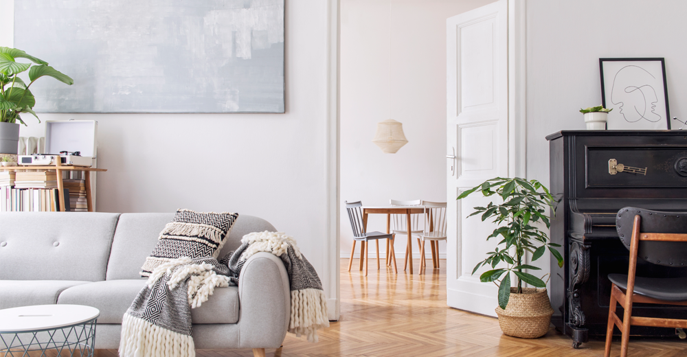 <strong>Styl skandynawski</strong> we wnętrzach nie zawsze jest tak oczywisty, jak nam się wydaje. Niekiedy skandynawskie wnętrza są niemal cukierkowe, nieco folkowe, z licznymi elementami DIY albo w klasycznym stylu new nordic. Styl skandynawski wymaga przede wszystkim światła. Dlatego decydując się na urządzenie wnętrza w tym stylu, musimy wybrać jasne kolory ścian, najlepiej białe. Idealnie byłoby również, gdyby cała stolarka była w bieli. Do jasnej bazy dobieramy kilka elementów w kolorze naturalnego, ewentualnie delikatnie bielonego drewna, których zadaniem jest ocieplenie aranżacji oraz podkreślenie jej naturalnego charakteru. Kolejnym krokiem jest umiarkowany dobór mebli i dodatków, najlepiej z naturalnych surowców i tkanin. Znakomita większość skandynawskich mebli i dodatków to artykuły uniwersalne. Wnętrze w stylu skandynawskim warto też okrasić pojedynczymi sprzętami w jakimś ciemnym kolorze (czerń, ciemny brąz). Przełamią one monochromatyzm aranżacji i urozmaicą wystrój. zdjęcie