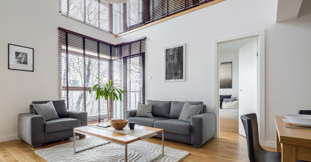 <strong>Styl nowoczesny</strong> we wnętrzach ma swoje wyraziste cechy. I choć często mówi się o nowoczesnych wnętrzach domów, nie wszystkie spełniają założenia stylu. Przede wszystkim ma być prosto, przejrzyście, przestrzennie, bez zbędnych dekoracji, a zarazem ciekawie i z pomysłem. W wystroju, zamiast misternego dekoru i ornamentów, dominują linie proste, a także mało skomplikowane figury geometryczne: koła i wielokąty. Ważną rolę odgrywają światło i otwarte przestrzenie zaś dodatków powinno być jak najmniej. Podstawową paletę barw stanowią biel, czerń, szarość i beż. zdjęcie