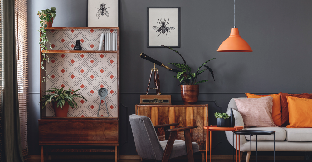 <strong>Styl vintage</strong> albo retro to przede wszystkim nawiązania do wzornictwa lat 50. i 60., art deco, ale też wnętrz pałacowych. Gdy udaje się umiejętnie połączyć te inspiracje ze stylistyką nowoczesną, powstaje kreatywny i niepowtarzalny wystrój mieszkania. Taki wystrój wnętrz spodoba się tym, którzy chcą łączyć tradycyjne dekoracje wnętrz z nowoczesnością albo myślą o przywołaniu klimatu sprzed lat. Styl retro pasuje do wielu wnętrz - zarówno starych kamienic, jak i współczesnych mieszkań. To doskonały wybór dla osób, która chcą stworzyć wnętrze ponadczasowe, klasyczne, a zarazem awangardowe. W aranżacji wnętrz w stylu retro powinniśmy postawić na meble drewniane, zdobione lub tapicerowane, pasować tu będą stoliki i szafki wykonane z drewna fornirowanego o zaokrąglonych kształtach. Stylowe meble retro są zazwyczaj dość masywne, dlatego najlepiej wyglądają w przestronnych i dużych wnętrzach. Dekoracja ścian to często wzorzyste tapety, które pięknie komponują się z klasycznym parkietem. Dla stylu retro sprawdzą się zarówno ciemne kolory, jak i jasne pastelowe odcienie. zdjęcie