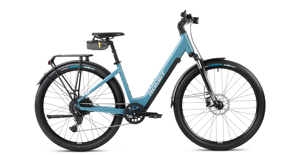 <h2>Rower elektryczny ROMET E-MODECO SUV 1.0</h2>
<ul>
<li>E-SUV od ROMET to rower będący hybrydą pomiędzy MTB a rowerem City</li>
<li>Posiada prostą kierownicę, szerokie opony i pełne wyposażenie charakterystyczne dla roweru miejskiego </li>
<li>Rama typu low-step odpowiednia dla kobiet i mężczyzn</li>
<li>Silnik Bafang G020 o mocy 250W to odpowiednie wsparcie formy</li>
<li>Bateria 504Wh zapewnia zasięg wspomagania do ok. 120km</li>
</ul> zdjęcie