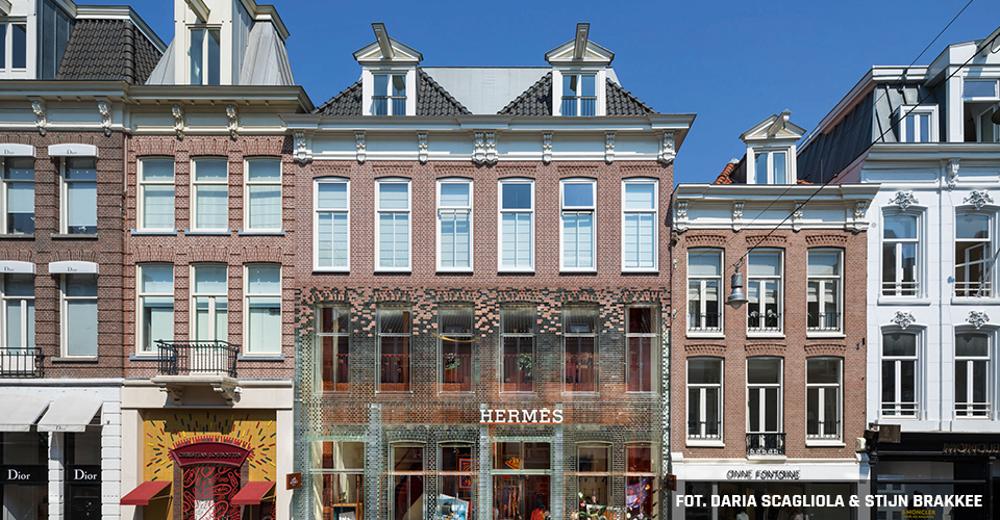 Handlowo-mieszkalny obiekt Crystal Houses w Amsterdamie (proj. MVRDV) wzniesiono w miejscu XIX-wiecznej kamienicy. Fasada powstała z 6500 szklanych, specjalnie zaprojektowanych i wytworzonych cegieł w górnej części płynnie łączy się z ceramicznymi elementami elewacji. zdjęcie