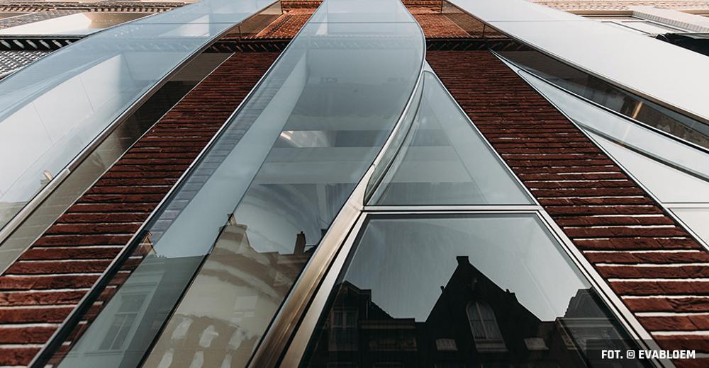 W projekcie renowacji budynku The Looking Glass w Amsterdamie (proj. UNStudio) wykorzystano trzy skrzynkowe witryny przypominające falujące tkaniny. zdjęcie