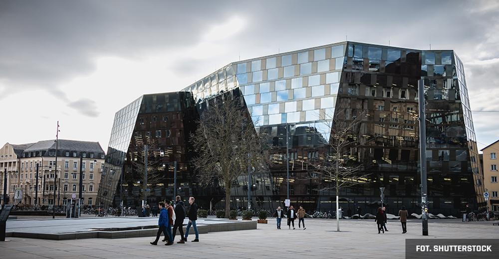 Budynek Biblioteki Uniwersyteckiej we Fryburgu po przebudowie (proj. Degelo Architekten). Uzyskane dzięki wklęsłym fasadom niewielkie przedpola stworzyły nowe przestrzenie publiczne. zdjęcie