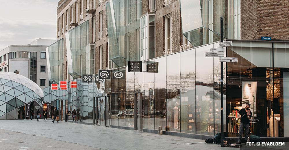 Dom towarowy C&A po przebudowie (proj. UNStudio), zlokalizowany w Eindhoven, to przykład połączenia potencjału szkła strukturalnego i oświetlenia LED. zdjęcie