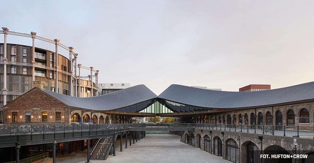 Coal Drops Yard (proj. Heatherwick Studio) w Londynie to nowy obiekt handlowo-usługowy powstały na zrębie dwóch podłużnych dawnych budynków kolejowych. Dzięki przedłużeniu dachów powstał usprawniający komunikację pomost. zdjęcie