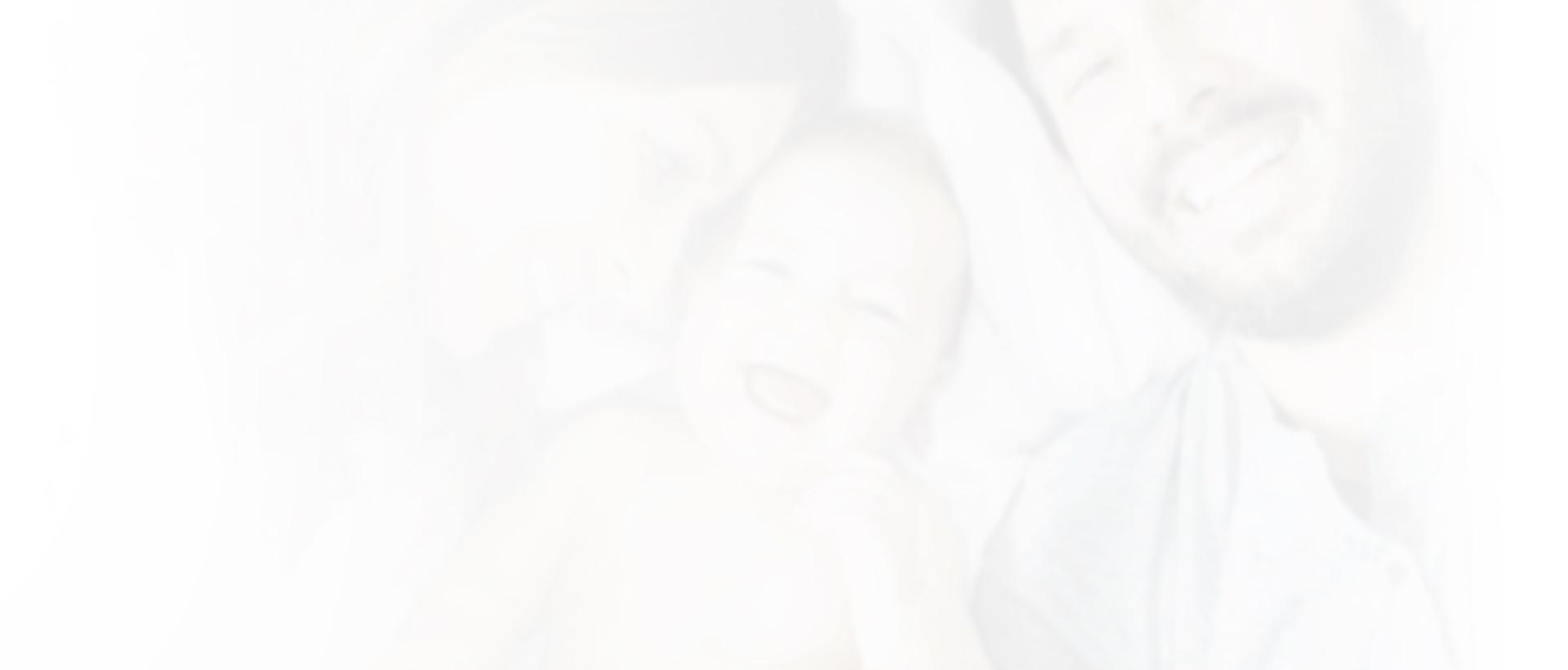 usmiechnieta rodzina z dzieckiem