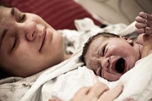 Opieka OKOŁOPORODOWA. 10 praw każdej rodzącej [PORADNIK] zdjęcie